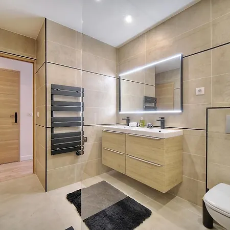 Luxury Apartment *