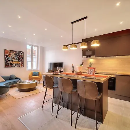 Luxury Apartment *