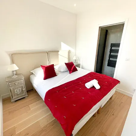 Luxury Apartment *