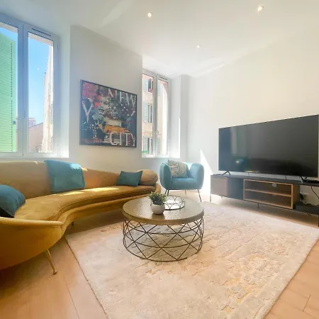 Luxury Apartment *